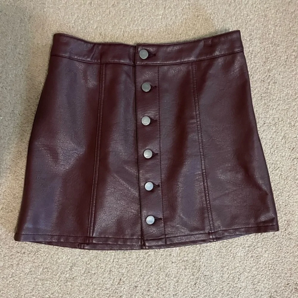 Express‎ Maroon vegan Leather button down Mini Skirt size 2